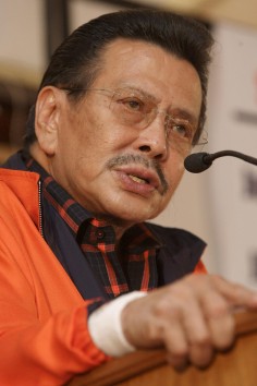 Thank Joseph Estrada for progress on talks. Photo: EPA