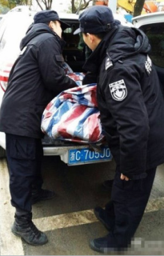 A Sina Weibo photo shows officers inspecting the bag containing the body of a dead tiger. Photo: SCMP Pictures