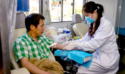 A woman undergoes a blood test before donating blood for Kunming victims. Photo: Xinhua