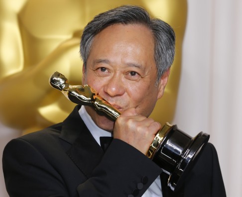 Director Ang Lee kisses his Oscar for Achievement in Directing. Photo: Reuters