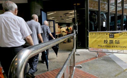 People queue up on Sunday to vote in the public poll on options for the 2017 chief executive election. Photo: Vincent Yu