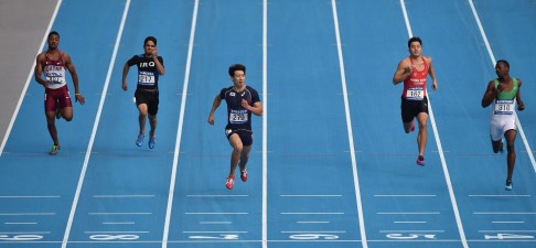 Hong Kong's Ng Ka-fung (centre) trails South Korea's Yeo Ho-sua and Saudi Fahhad Mohammed in the men's 200 metres. Photo: AFP