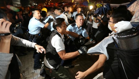 Police pushed back protesters from Lung Wo Road outside the Chief Executive's Office on Wednesday morning. Photo: Nora Tam