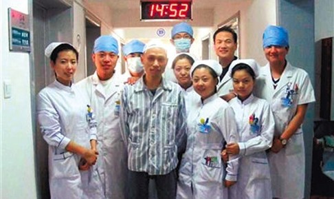 Wang Dafeng poses with his doctors after he underwent brain surgery at the Beijing Wujing Hospital. Photo: The Beijing News