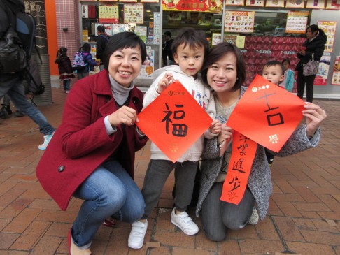 Legislator Alice Mak (far left) spreads new year cheer in Tsing Yi. Photo: Michelle Fung