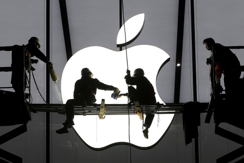 File photo of workers preparing for the opening of an Apple store in Hangzhou. Photo: Reuters