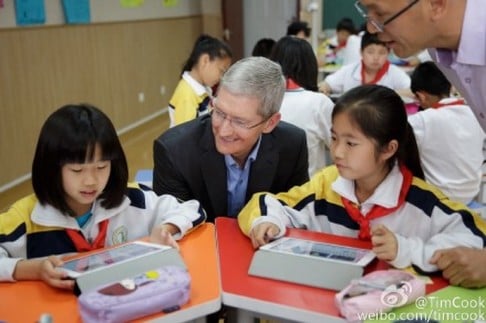 Photo uploaded on Tim Cook's Weibo account shows him visiting a Beijing elementary school where iPads are used for learning during class. Photo: Weibo