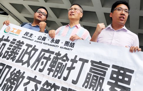 Tin Chung Court resident Mok Yim-hay (centre) accompanied by Labour Party's Chiu Yan-loy (right), protests at Housing Authority's decision to further appeal against Lands Tribunal decision outside High Court in Admiralty on Tuesday. Photo: Edward Wong