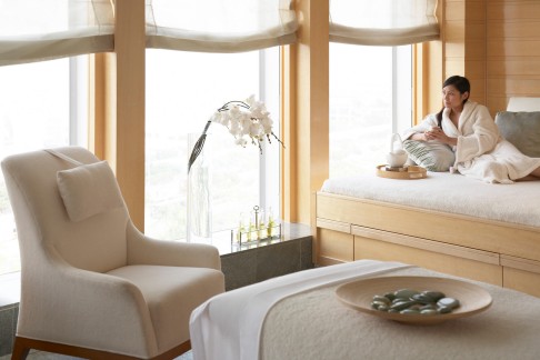 Four Seasons Hong Kong offers a relaxed and luxurious spa experience.