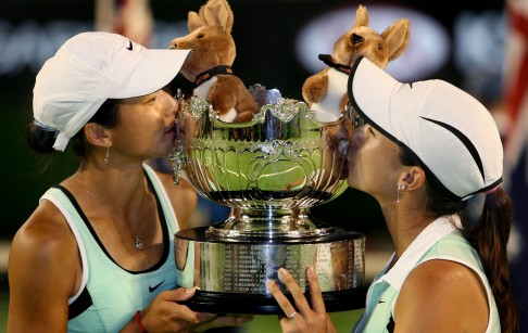 Yan Zi (left) and Zheng Jie kiss the trophy after winning the Australian Open in 2006. Photo: AFP