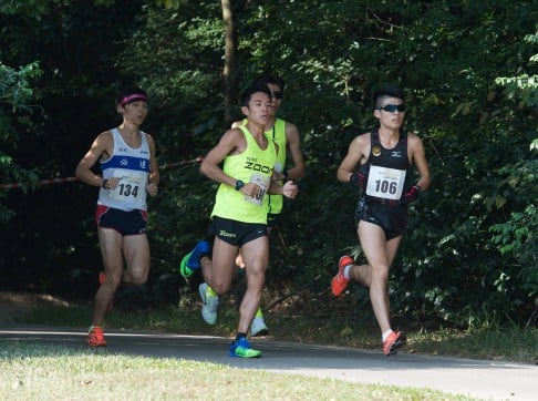 Yu Hin-wa (in black) shares the lead at the 3km mark in the Lucozade Hong Kong Cross Country Championships at the Hong Kong Golf Club, Fanling, Photo: Richard Castka/Sportpix International